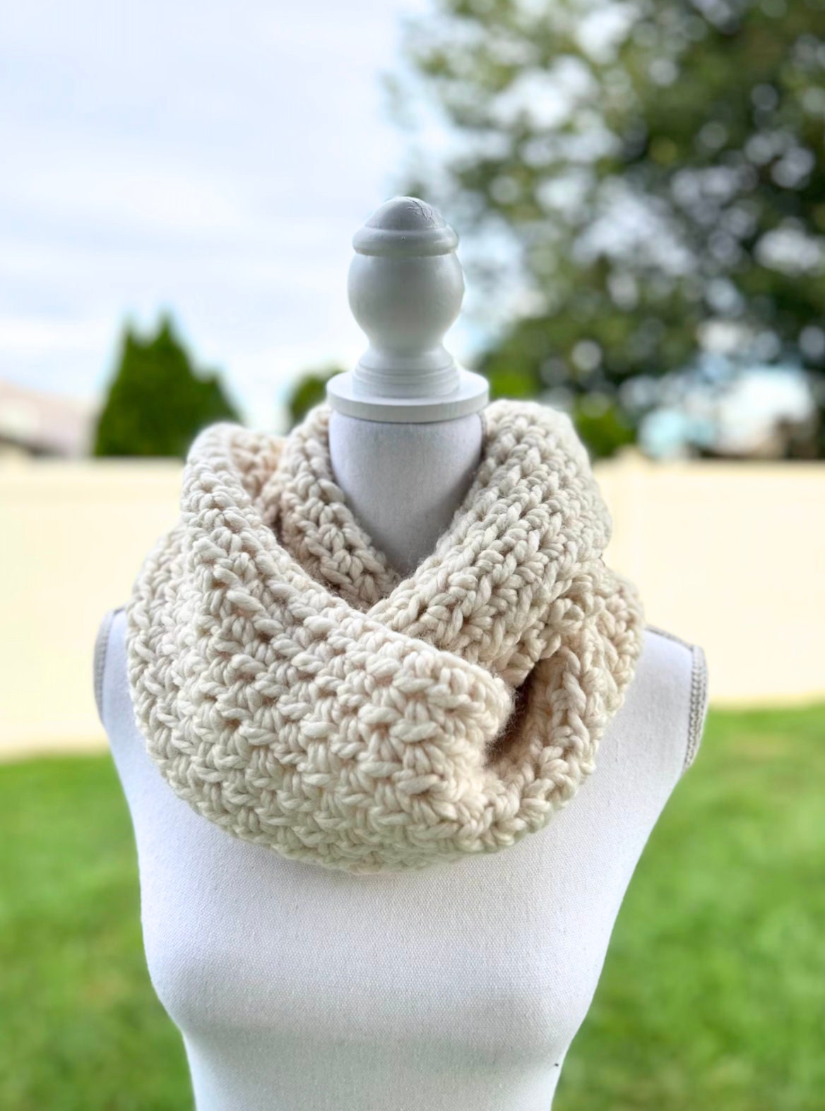 Women's Crochet Infinity Scarf • Knitwear Winter Woven • Warm Handmade Chunky Knit • Chunky Cozy Christmas • Gift for Mom Sister Daughter